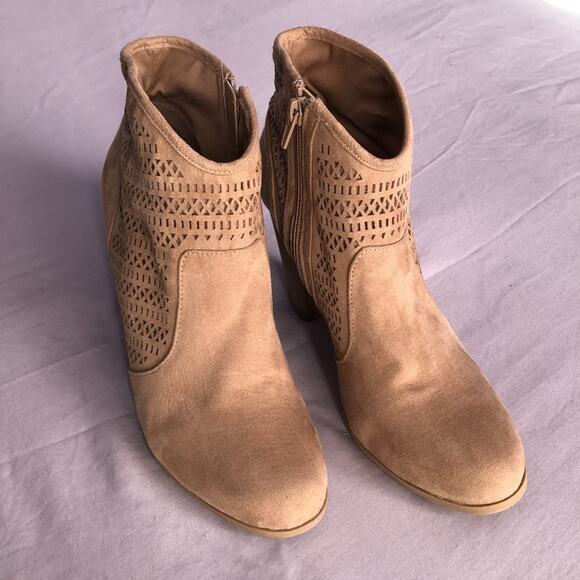 Me Too Women’s 11 Ankle Booties Tan Faux Suede Block Heel Cutout Zip Casual Boho - Picture 11 of 11